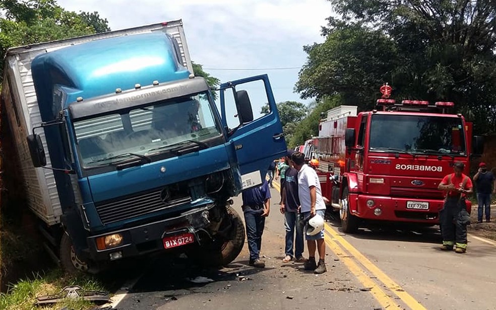 Acidente entre caminhão e carro em Limeira (Foto: Carlos Gomide/Rádio Mix Limeira)