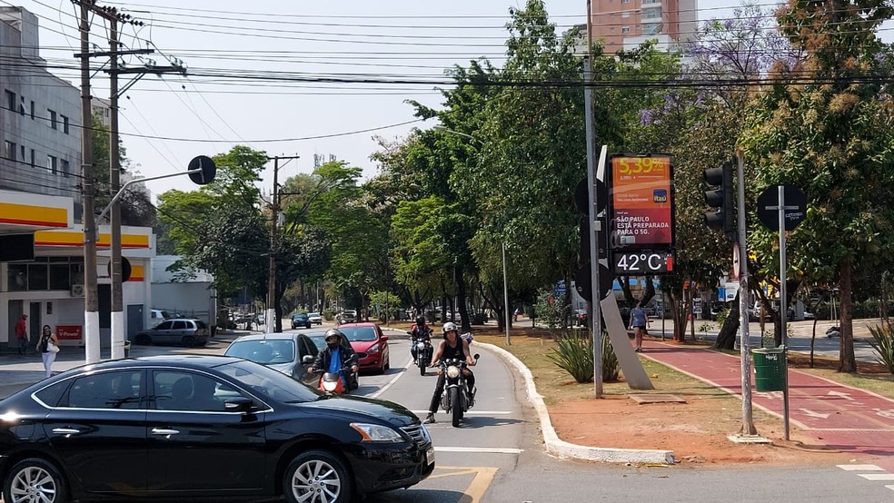 Termômetro marca 42ºC nesta quinta-feira (01) na Avenida Sumaré, na Zona Oeste de São Paulo. — Foto: Rodrigo Rodrigues/G1 