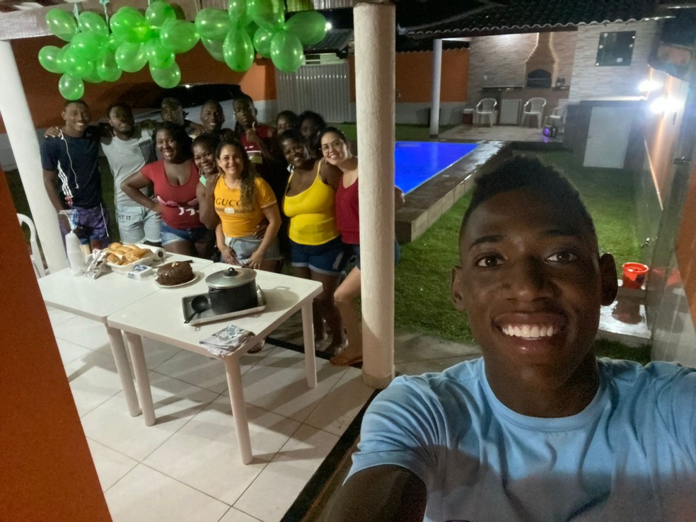 Léo, zagueiro do Vasco, junto com sua família — Foto: Arquivo Pessoal