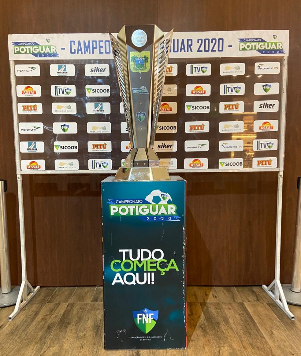 Taça do segundo turno do Campeonato Potiguar é exposta no Shopping Cidade Jardim — Foto: Divulgação