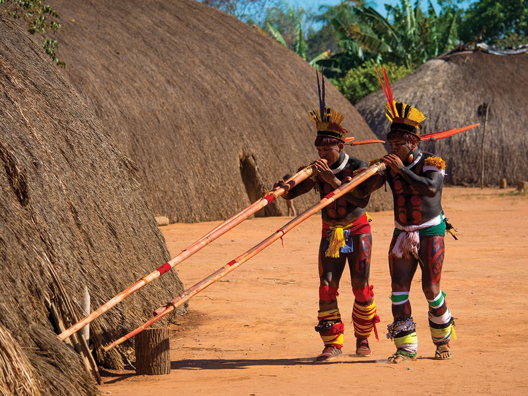 Xingu: Cortejo de flautas que marca o início do Kuarup. (Foto: Felipe Oliveira e Regiane Thahira)