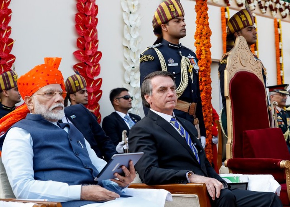 O presidente Jair Bolsonaro ao lado do primeiro-ministro Narendra Modi, durante cerimônia de comemoração do Dia da República da Índia — Foto: Alan Santos /PR