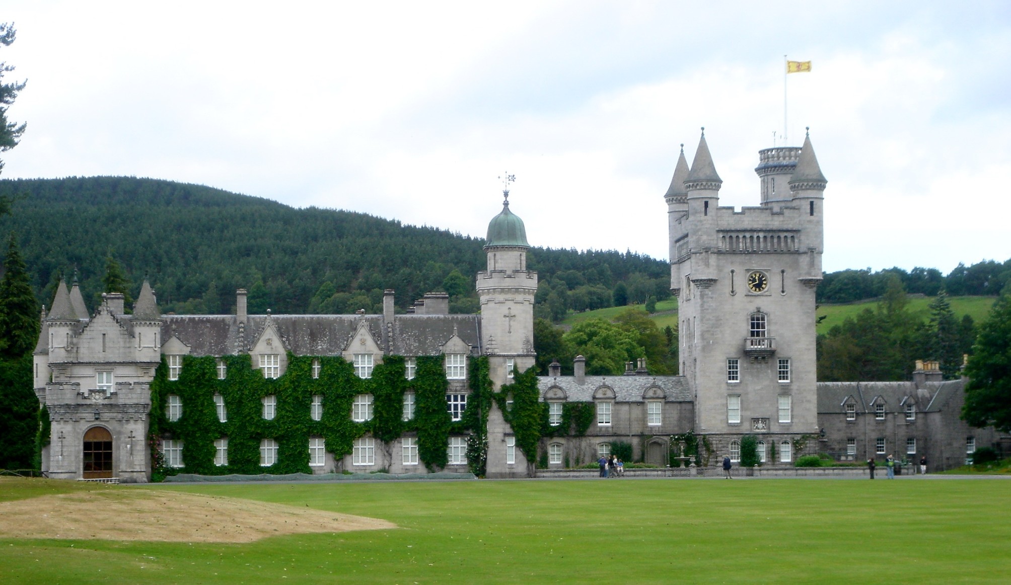 O projeto de estilo baronial escocês, feito com granito de pedreiras próximas, é do arquiteto William Smith (Foto: Wikipedia / Paasikivi / CreativeCommons)