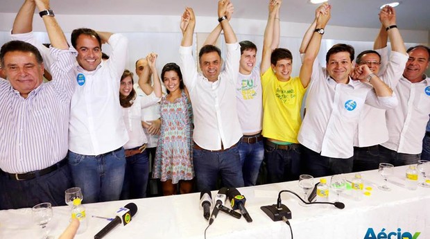 Aécio Neves, ao lado de dirigentes do PSB e de três filhos do ex-governador Eduardo Campos: Eduarda, Paulo e João (Foto: Divulgação/Facebook)