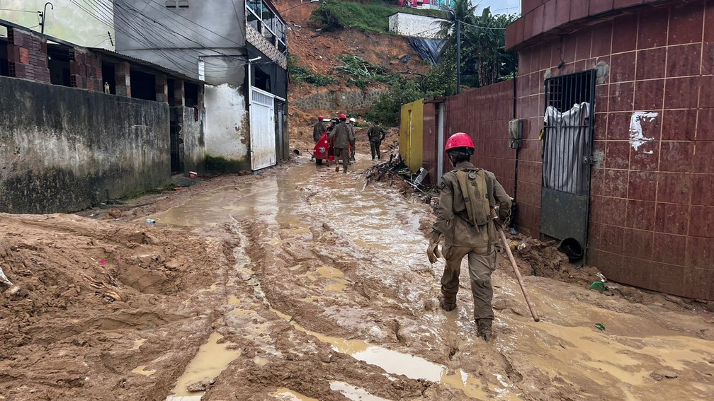 Bombeiros seguem para barreira que desabou em Jardim Monte Verde, no limite entre Recife e Jaboatão dos Guararapes, nesta terça-feira (31) — Foto: Mhatteus Sampaio/TV Globo