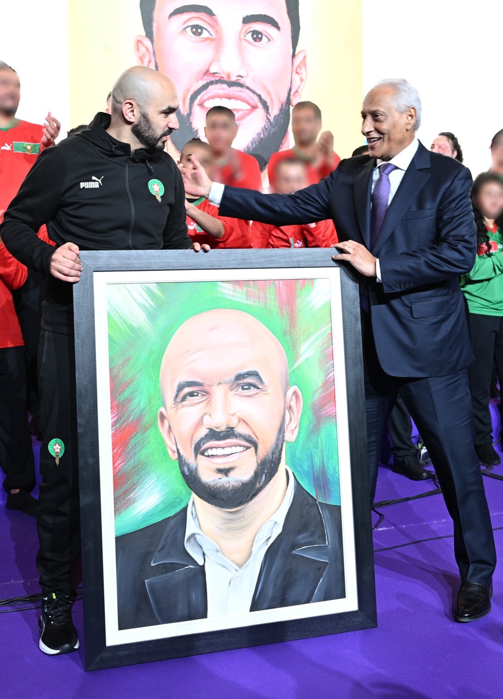 Walid Regragui recebe homenagem em Sale — Foto: Site oficial da seleção de Marrocos