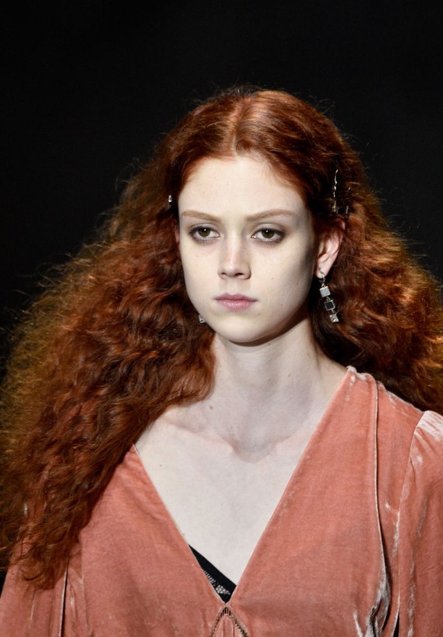 NEW YORK, NY - FEBRUARY 09:  Natalie Westling walks the runway at Bottega Veneta Fashion Show during New York Fashion Week at The New York Stock Exchange on February 9, 2018 in New York City.  (Photo by Peter White/Getty Images) (Foto: Getty Images)
