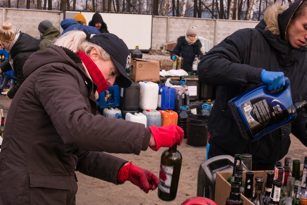 Civis produzem coqueteis molotov para jogar contra os russos em Kiev — Foto: Gabriel Chaim/g1