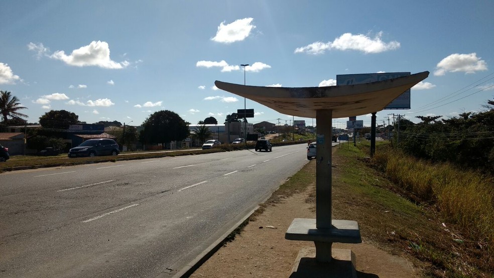 Casal estava no ponto de ônibus quando foi surpreendido pelo homem que desceu do carro atirando, segundo as investigações da polícia (Foto: Paulo Henrique Cardoso/G1)