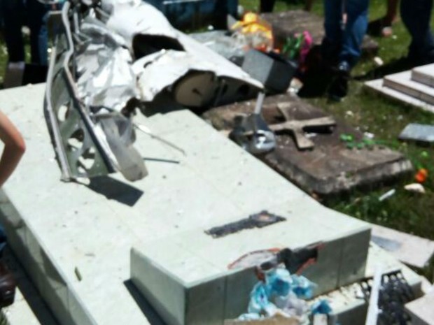 Avião cai em cemitério de Cruz Machado (Foto: Elio Stelmach/Arquivo pessoal)