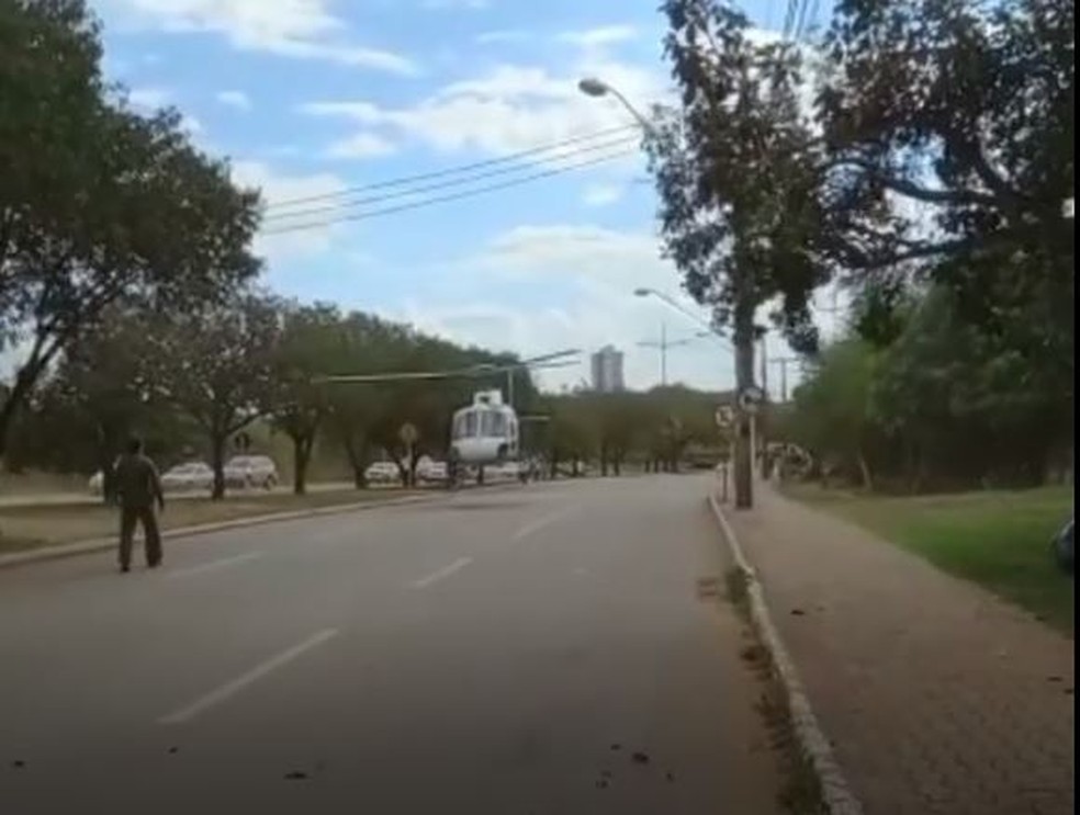 Helicóptero pousa no meio de avenida em Palmas — Foto: Reprodução
