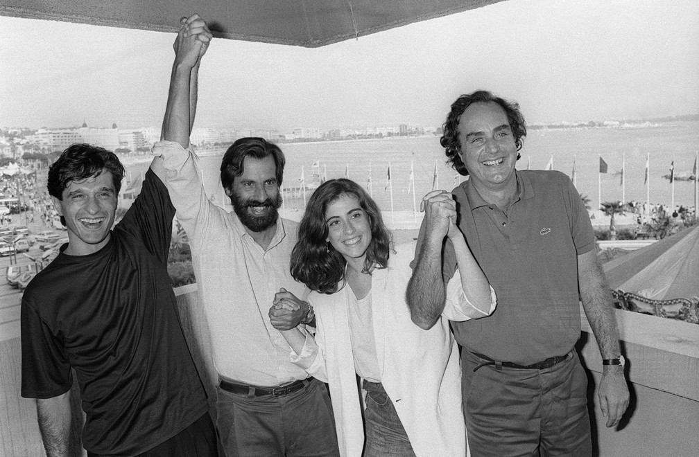 Filmmaker Arnaldo Jabor is seen accompanied by actor Thales Pan Chacon, Photo director Lauro Escorel and actress Fernanda Torres for the presentation of their film "speak to me of love"in May 1986 during the Cannes International Film Festival — Photo: AFP