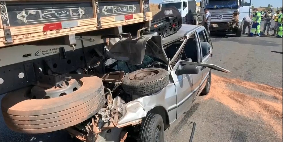 Carro bateu na traseira do caminhão na batida — Foto: Reprodução/TV TEM