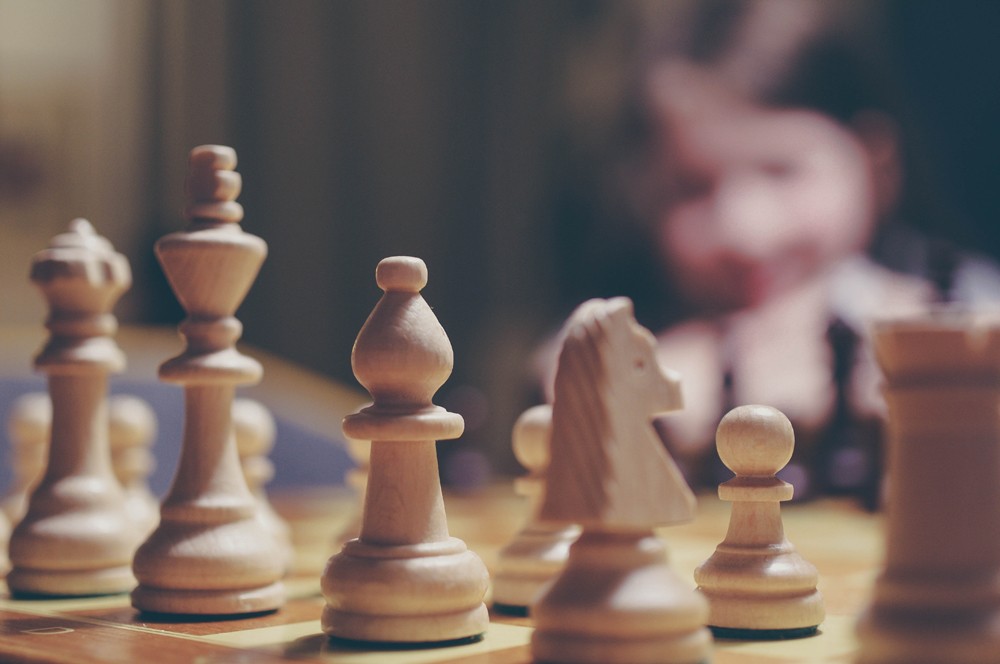 As 10 razões que provam: jogar xadrez aumenta a inteligência dos seus  filhos - GQ