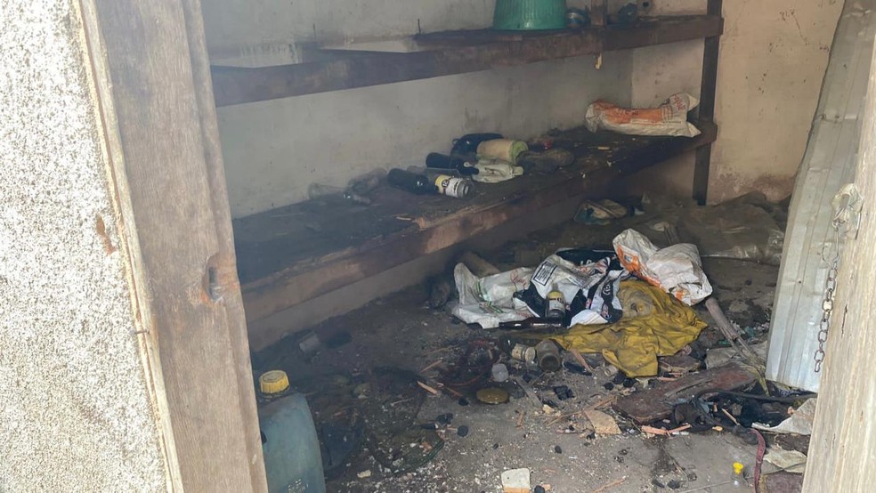 Bebidas encontradas em residência que pegou fogo em Juiz de Fora — Foto: Nayara de Paula/TV Integração