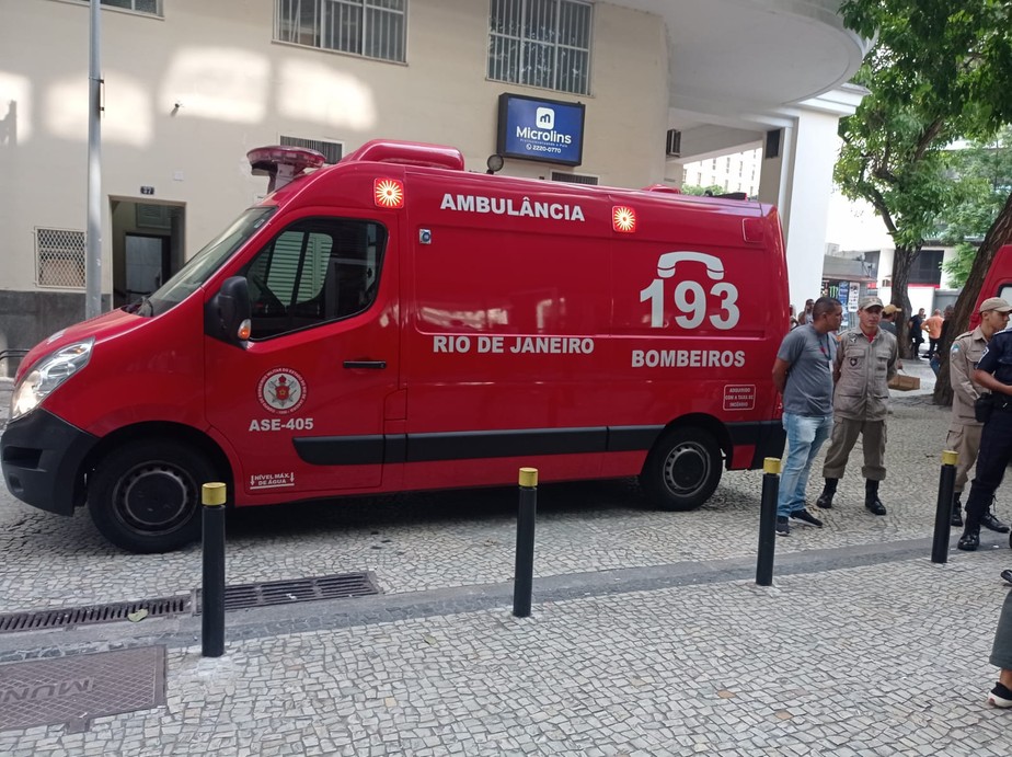 Uma ambulância do Corpo de Bombeiros em frente à Alerj