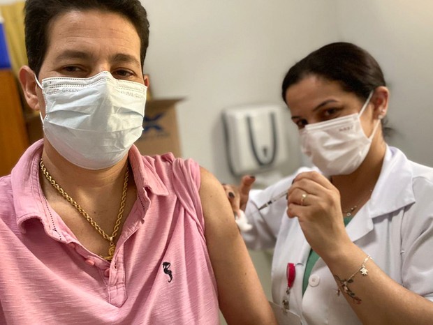 Adriane Bonato, empresária de Claudia Rodrigues, toma terceira dose de vacina contra a Covid-19 (Foto: Francisco Cepeda/AgNews)
