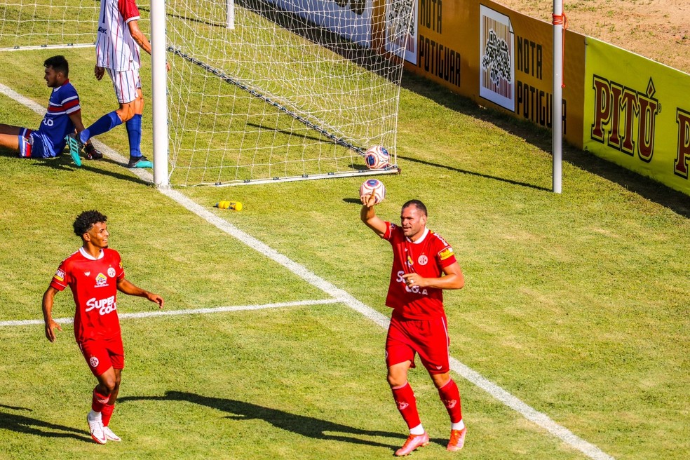 Wallace Pernambucano fez dois gols na vitória sobre o Potyguar CN — Foto: Augusto César Gomes/ge