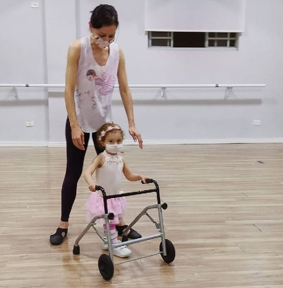 Menina já participou de cinco aulas e foi bem recebida por crianças de academia de balé — Foto: Reprodução/Redes Sociais