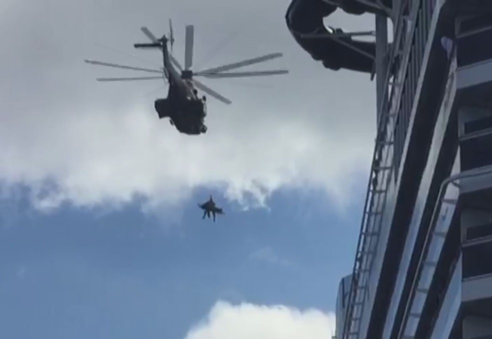 Grávida foi retirada de navio de cruzeiros em alto mar — Foto: Reprodução