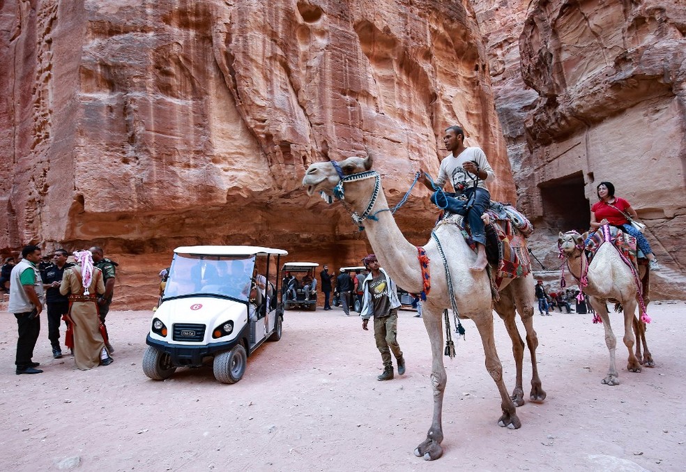 11 e-carrinhos elétricos substituem camelos, cavalos e mulas no transporte de turistas — Foto: Khalil MAZRAAWI / AFP