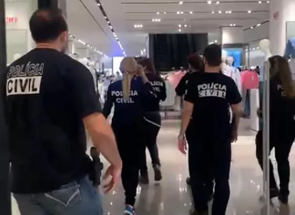 Polícia apreende equipamentos de vídeo em loja em Fortaleza onde mulher negra denuncia caso de racismo — Foto: Reprodução