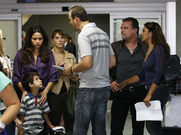 Elenco de Slave Jorge grava em aeroporto do Rio (Foto: Salve Jorge / TV Globo)
