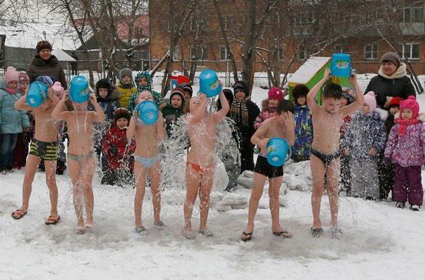Crianças de uma pré-escola na Rússia despejam balde de água fria sobre si mesmas (Foto: Ilya Naymushin/Reuters)