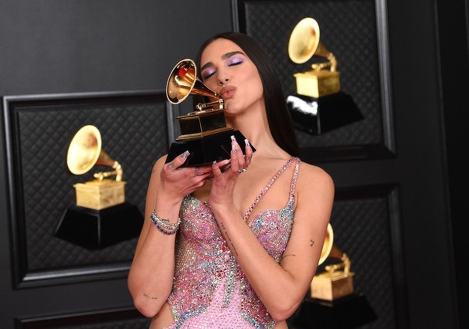 LOS ANGELES, CALIFORNIA - MARCH 14: Dua Lipa, winner of Best Pop Vocal Album for ‘Future Nostalgia’, poses in the media room during the 63rd Annual GRAMMY Awards at Los Angeles Convention Center on March 14, 2021 in Los Angeles, California. (Photo by Kevi (Foto: Getty Images for The Recording A)