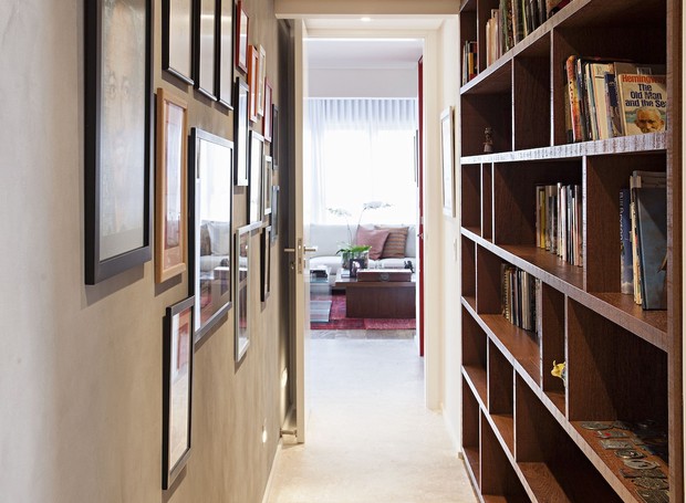 O espaço do corredor não precisa ser sem graça: pode abrigar estantes com livros e decorações e ainda servir de galeria de arte. Projeto do Korman Arquitetos (Foto: Divulgação)