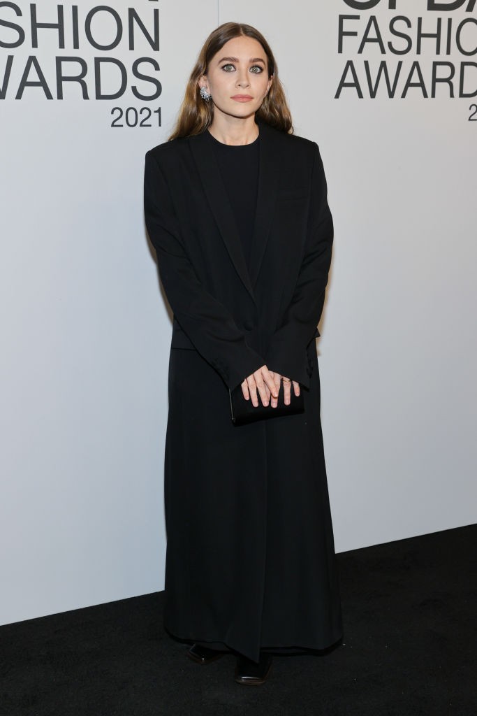 Ashley Olsen escolheu um look mais sóbreo (Foto: Getty Images)