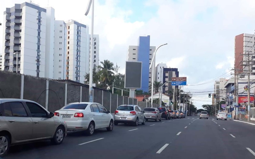 Fila na Pituba faz retorno em clube da região e ocupa uma via da Avenida ACM e da Rua Rio Grande do Sul (Foto: Maiana Belo/G1 BA)