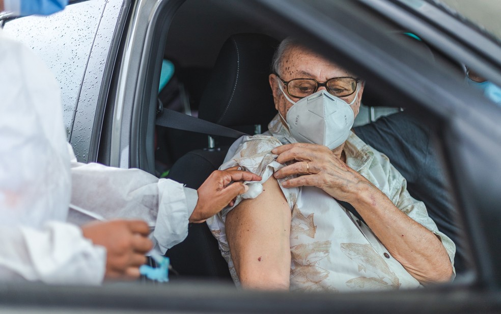 Vacina&ccedil;&atilde;o contra a Covid-19 em idosos de Salvador &mdash; Foto: Igor Santos/Secom Salvador