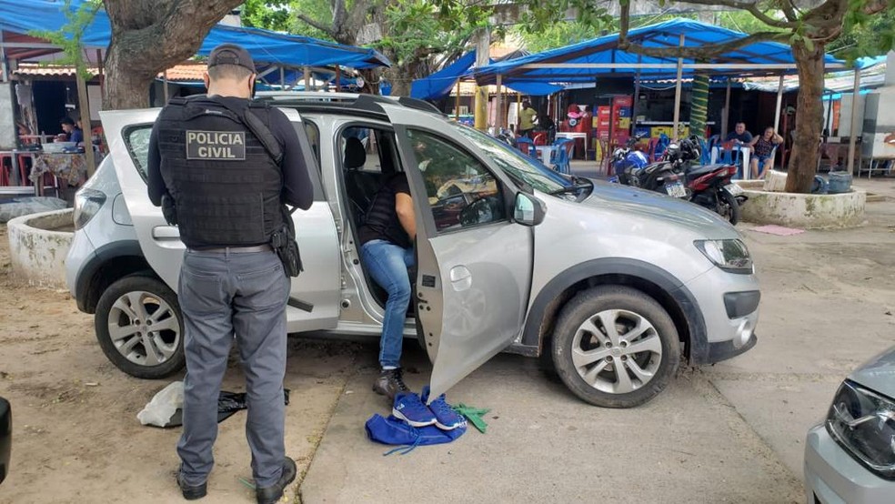 Homens são presos com arma de fogo e veículo roubado em São Luís — Foto: Divulgação/ Polícia Civil