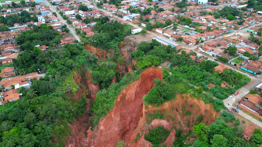 Crateras ameaçam centenas de moradores em Buriticupu, no Maranhão — Foto: Reprodução/Marinho Drones