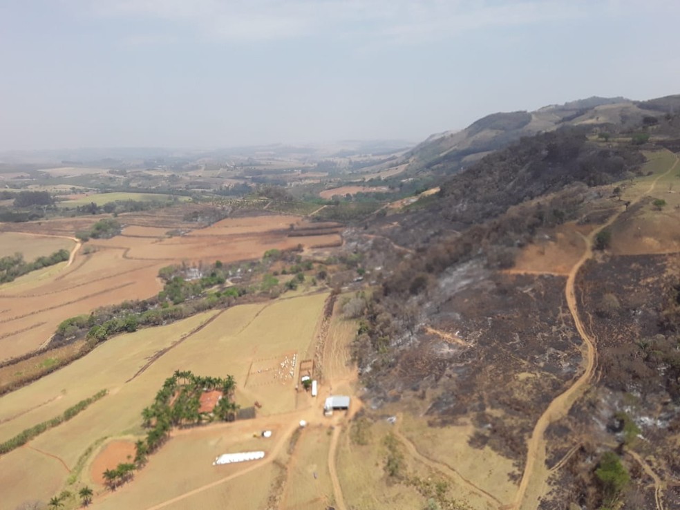 Fogo destruiu área no Pico do Gavião em Andradas (MG) — Foto: Corpo de Bombeiros