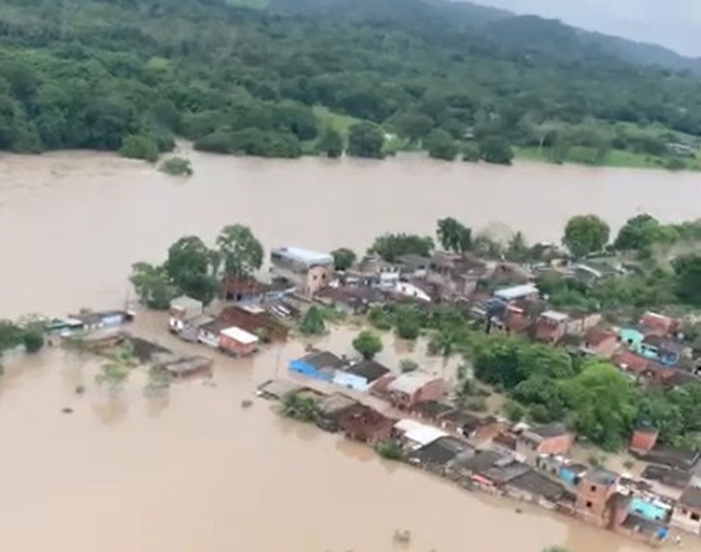 Itaju&iacute;pe, no sul da Bahia, fica completamente alagada ap&oacute;s chuva no sul da Bahia &mdash; Foto: Divulga&ccedil;&atilde;o/GOVBA