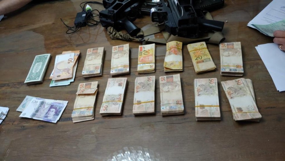 Dinheiro apreendido na casa de um dos investigados na operação Vagatomia, da Polícia Federal em Jales — Foto: Polícia Federal/Divulgação