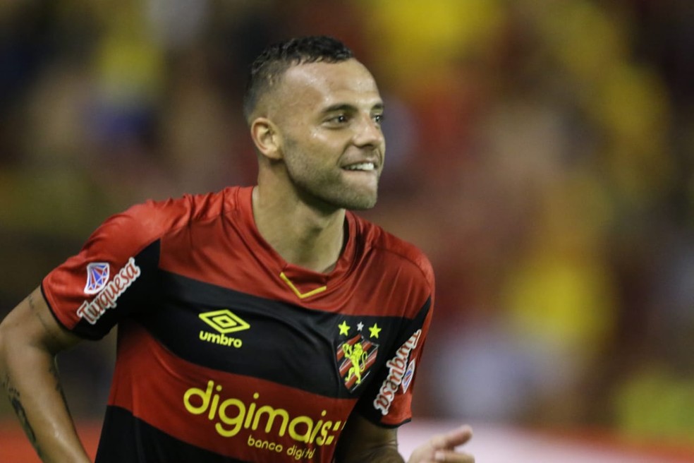 Guilherme salva o Sport e dá a vitória contra Criciúma  — Foto: Marlon Costa (Marlon Costa) 