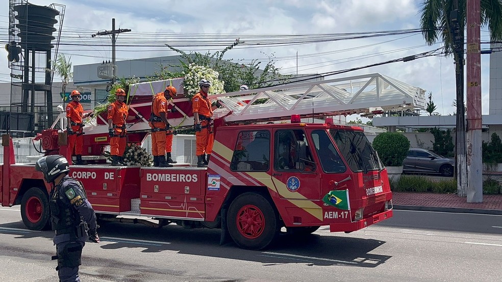 Corpo passou pela Avenida Mário Ypiranga, na Zona Centro-Sul. — Foto: Camila Vasconcelos/g1 