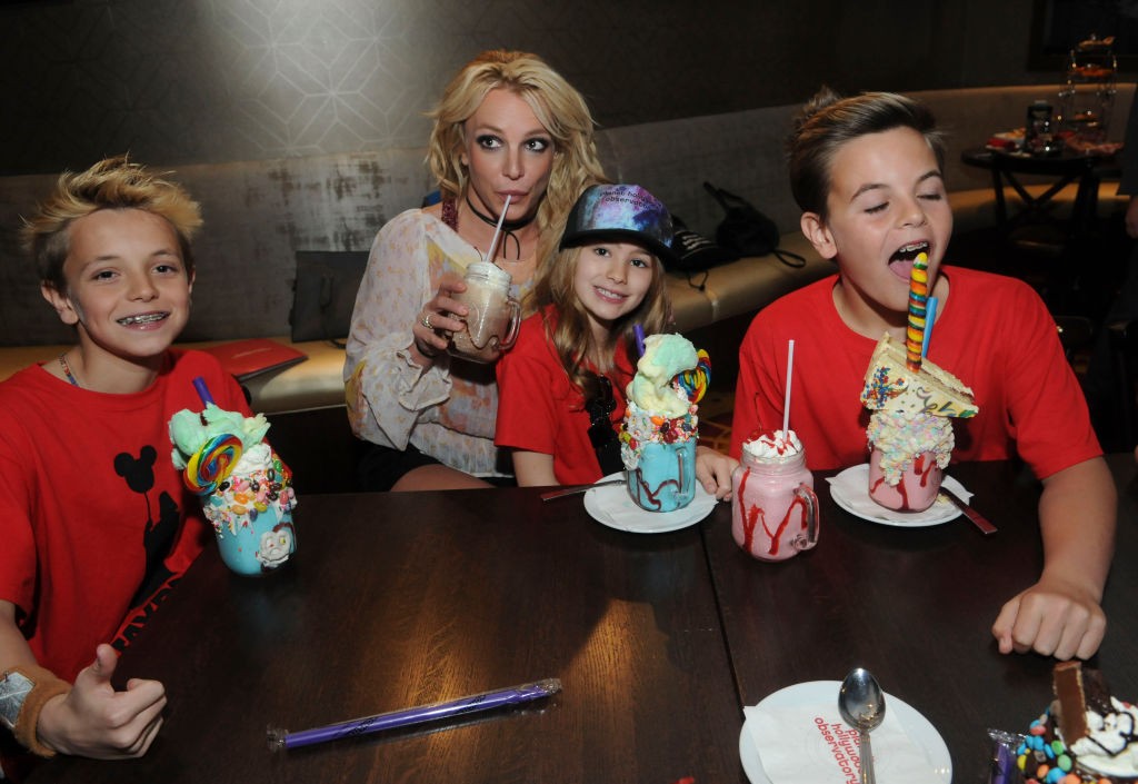 Britney Spears entre seus filhos, Jayden e Sean, e a sobrinha, Maddie Aldridge (Foto: Getty Images)