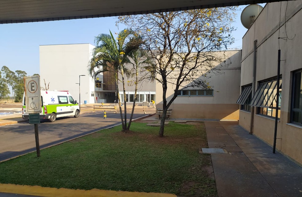 Recém-nascido está internado no HU de Dourados (MS), após ser encontrado dentro de sacola plástica. — Foto: Hospital Universitário de Dourados/Divulgação