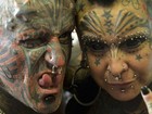 Casal com mais mudanças corporais do mundo é atração em feira de tattoo 