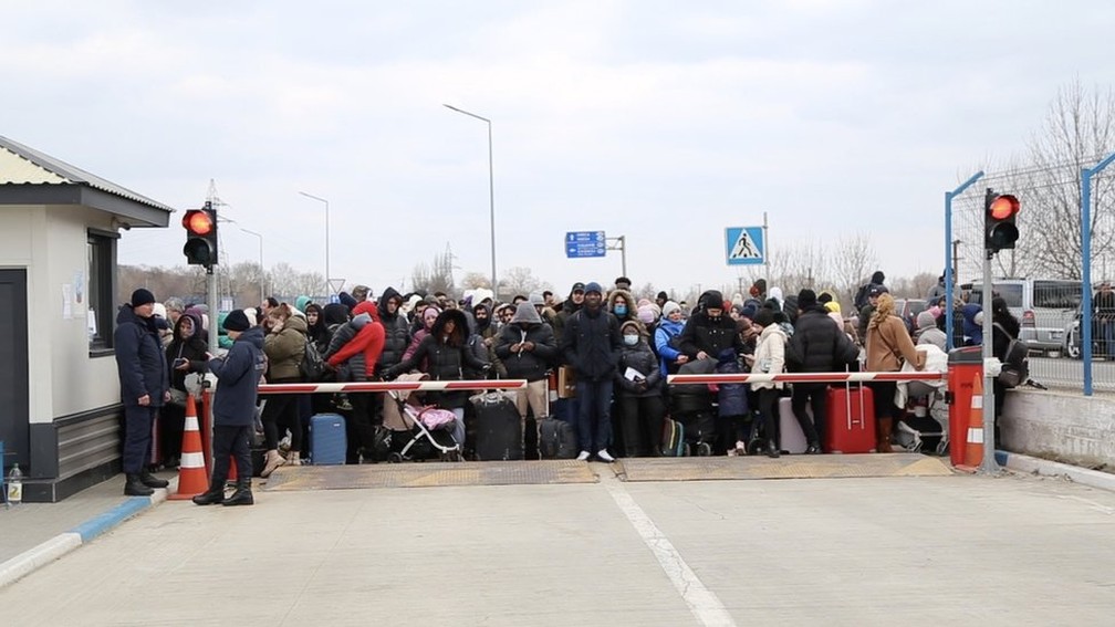 Ucranianos esperam em fila para entrar na Moldávia — Foto: BBC