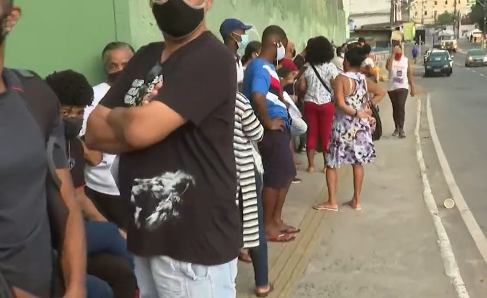 Pelo 2º dia seguido, famílias dormem em fila para matricular filhos em colégios na rede estadual, em Salvador