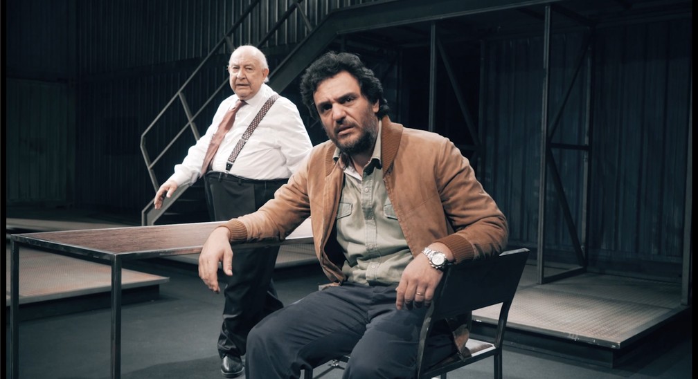 Rodrigo Lombardi e Sergio Mamberti em cena de "Um panorama visto da ponte" (Foto: Divulgação)