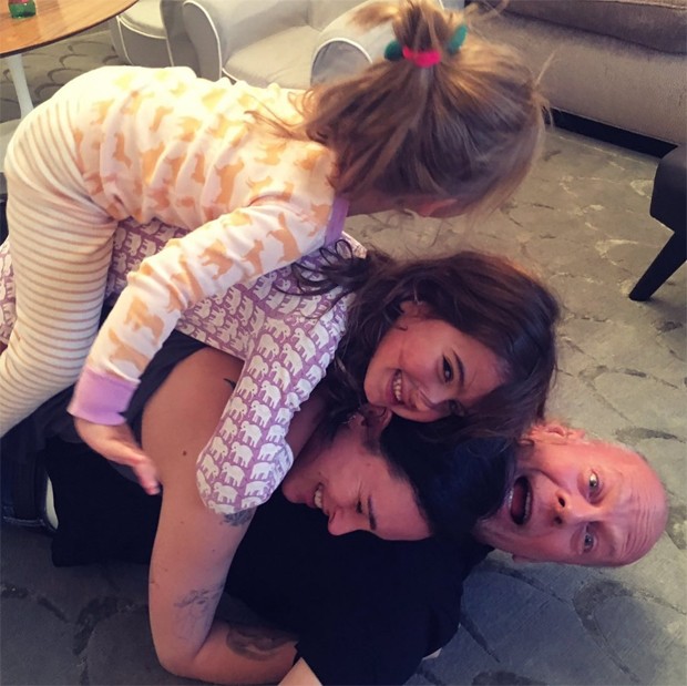Bruce Willis recebe carinho dos filhos (Foto: Reprodução / Instagram)