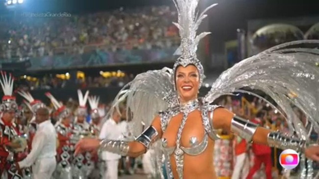 Rainha de bateria da Grande Rio, Paola Oliveira brilha na Sapucaí