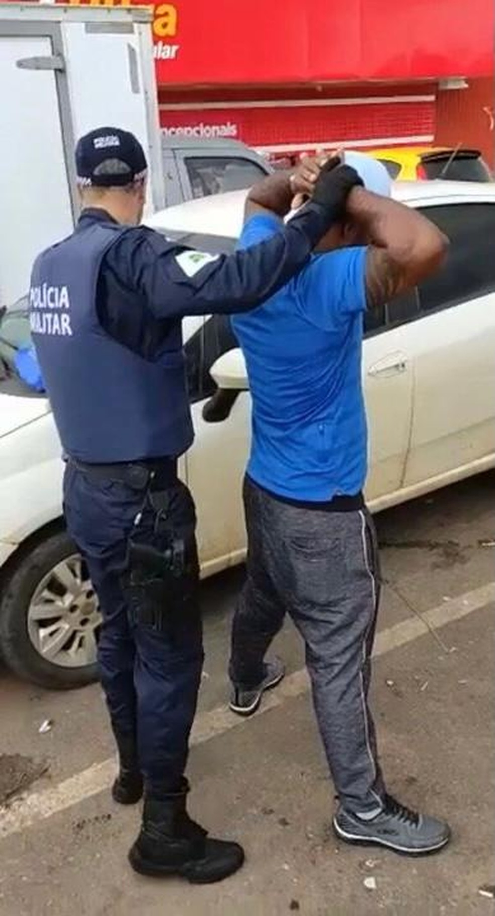 Homem é preso após se masturbar em ponto de ônibus no DF — Foto: TV Globo/Reprodução