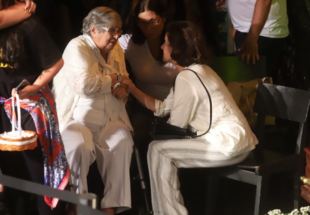 Hilda Rebelo é consolada por Marieta Severo (Foto: Daniel Pinheiro/AgNews)